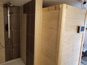 Badewanne, Haartrockner, Handtücher, Seife