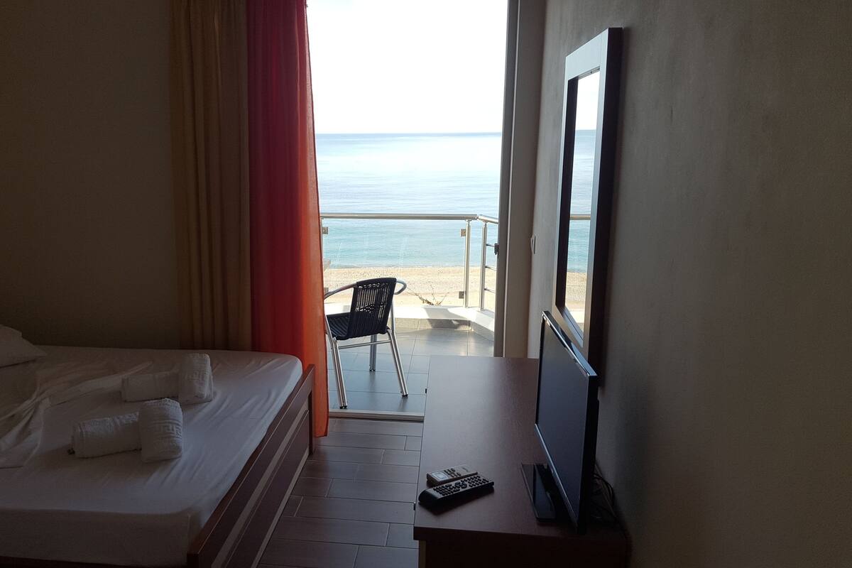 Basic Double Room | Minibar, in-room safe, WiFi (free), individually furnished