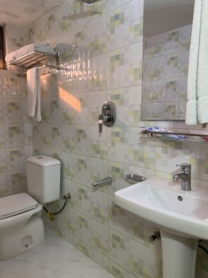 Douche, douche à « effet pluie », articles de toilette gratuits