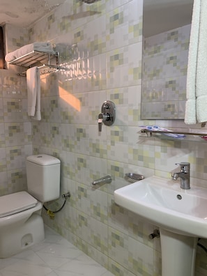 Douche, douche à « effet pluie », articles de toilette gratuits