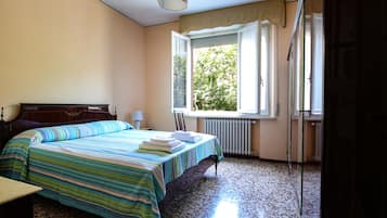 2 bedrooms, iron/ironing board, travel cot, free WiFi