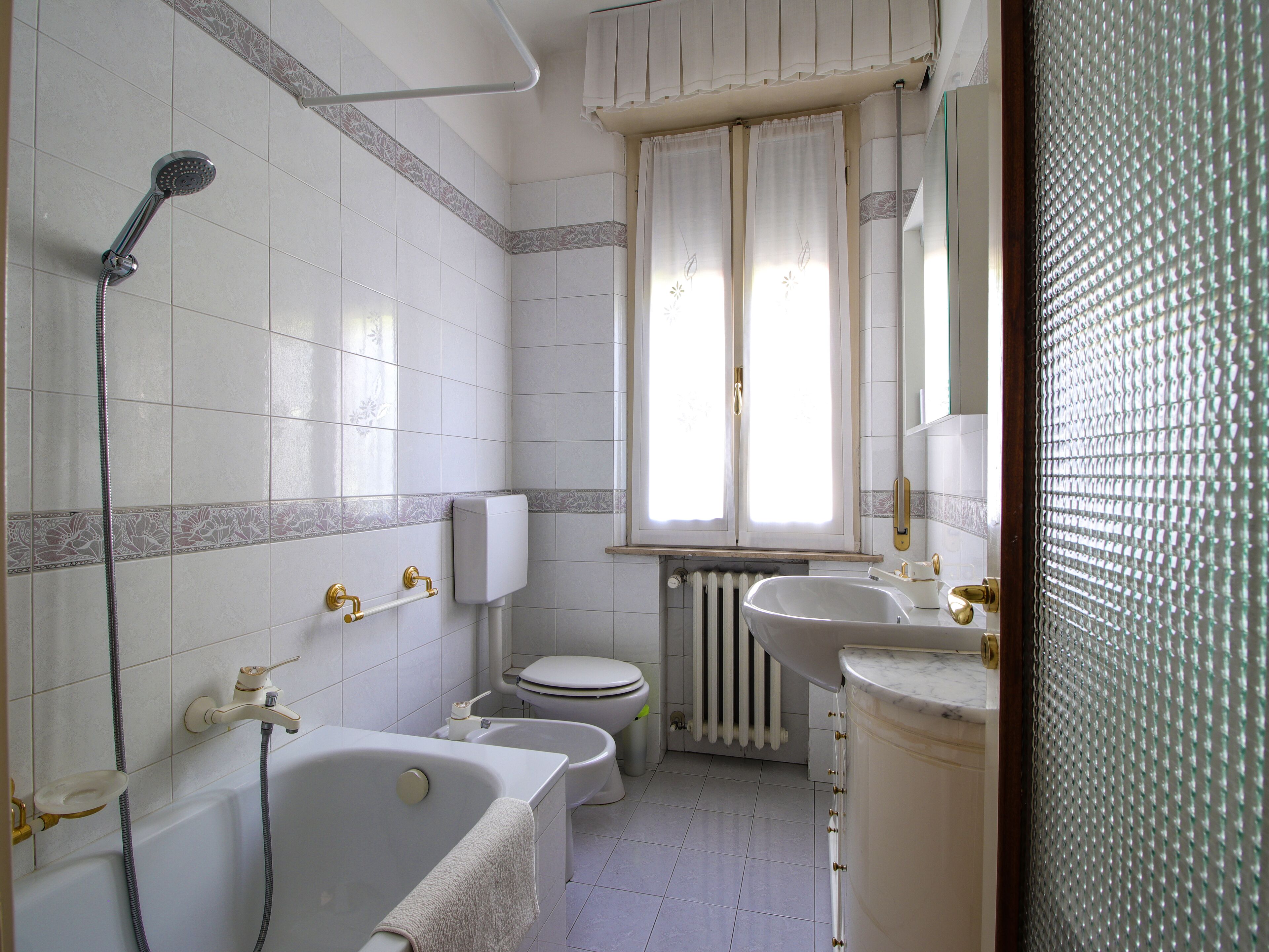 Bathtub, hair dryer, bidet, towels