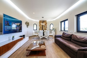 TV, fireplace