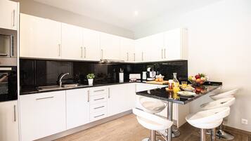 Réfrigérateur, micro-ondes, four, lave-vaisselle