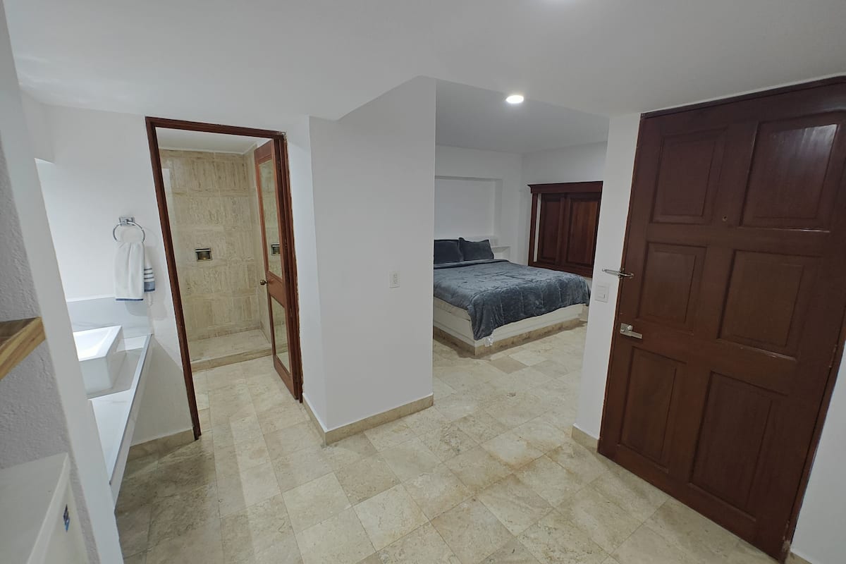 Caja de seguridad en la habitación y tabla de planchar con plancha 
