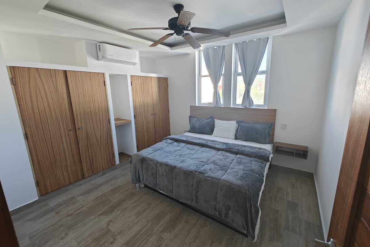 Habitación | Caja fuerte, tabla de planchar con plancha, wifi gratis y ropa de cama