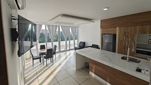 Deluxe Studio Suite | In-room safe, iron/ironing board, WiFi (free), bed sheets