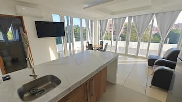 Deluxe Studio Suite | In-room safe, iron/ironing board, free WiFi, bed sheets