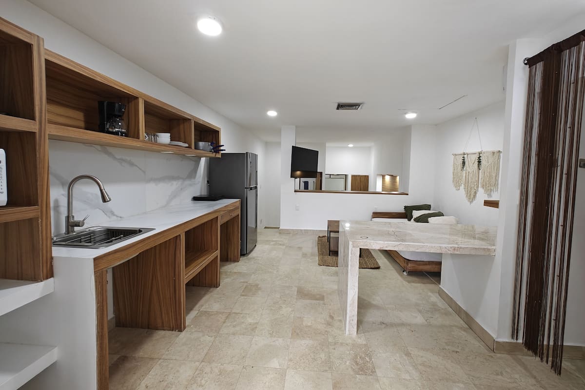Caja de seguridad en la habitación y tabla de planchar con plancha 