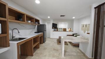 Deluxe Studio Suite | Peti besi dalam bilik, seterika/papan seterika, Wi-fi percuma