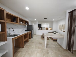 Studio Suite Deluxe | Két bảo mật tại phòng, bàn ủi/dụng cụ ủi quần áo 