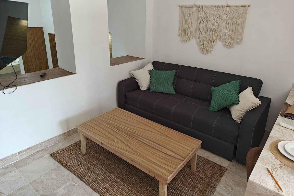 Caja de seguridad en la habitación y tabla de planchar con plancha 