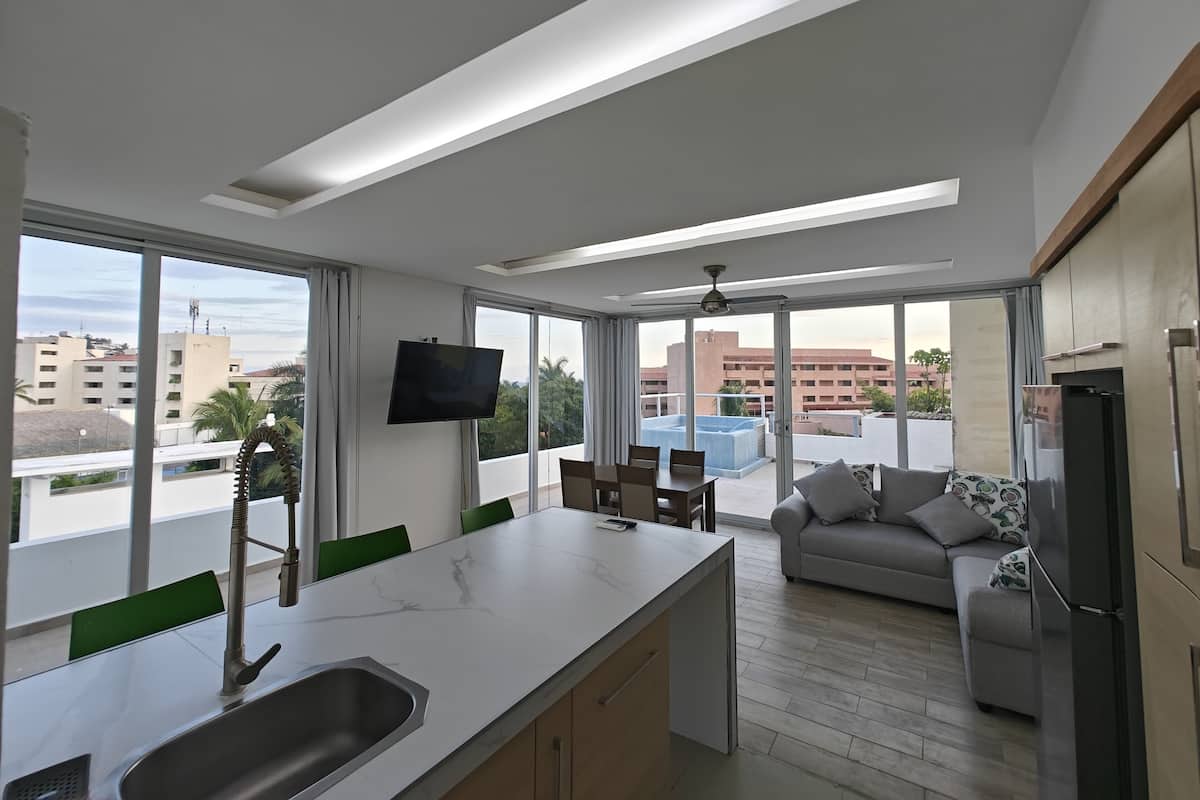 Premium Double Room, 2 Bedrooms, Partial Ocean View, Tower | 2 bedrooms, in-room safe, iron/ironing board, free WiFi