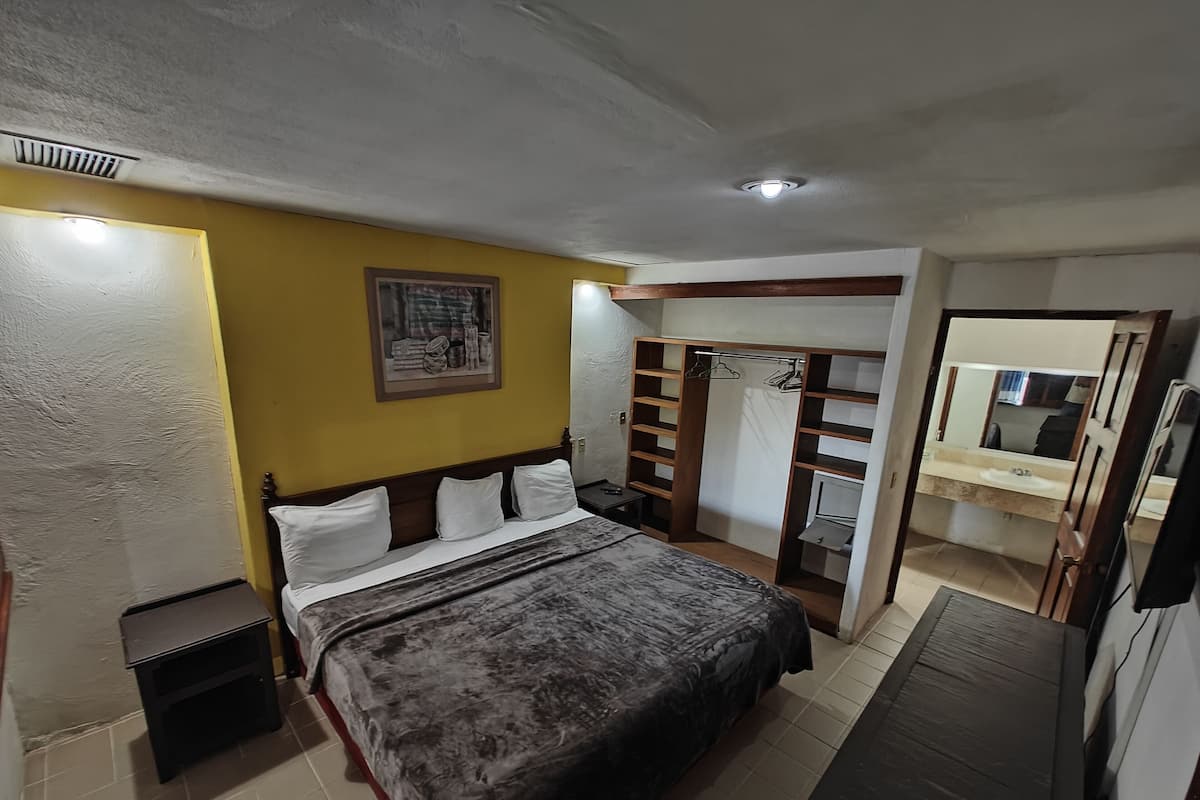Basic Studio Suite | 2 bedrooms, in-room safe, iron/ironing board, free WiFi