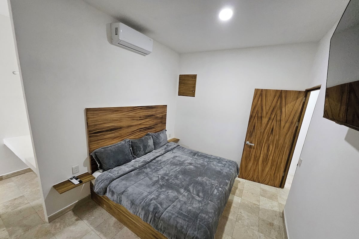 Caja de seguridad en la habitación y tabla de planchar con plancha 