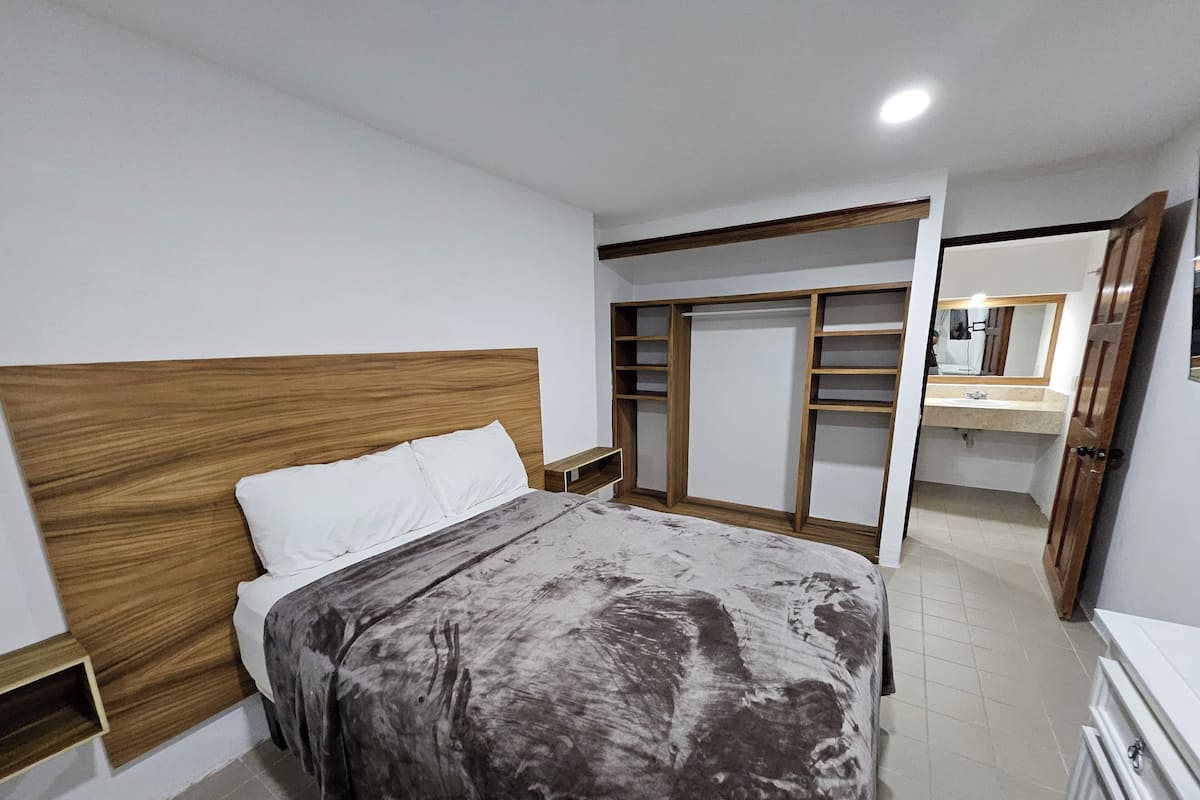 Caja de seguridad en la habitación y tabla de planchar con plancha 