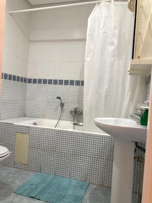 Badewanne, Handtücher, Toilettenpapier