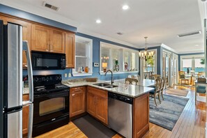 Refrigerador, microondas, horno y parrilla de estufa 