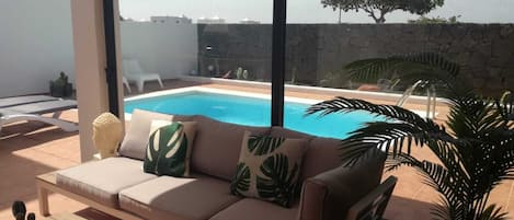 Una piscina al aire libre, una piscina climatizada