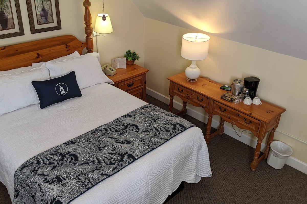Basic Room 1 Queen Bed, Non Smoking, with 7 stairs