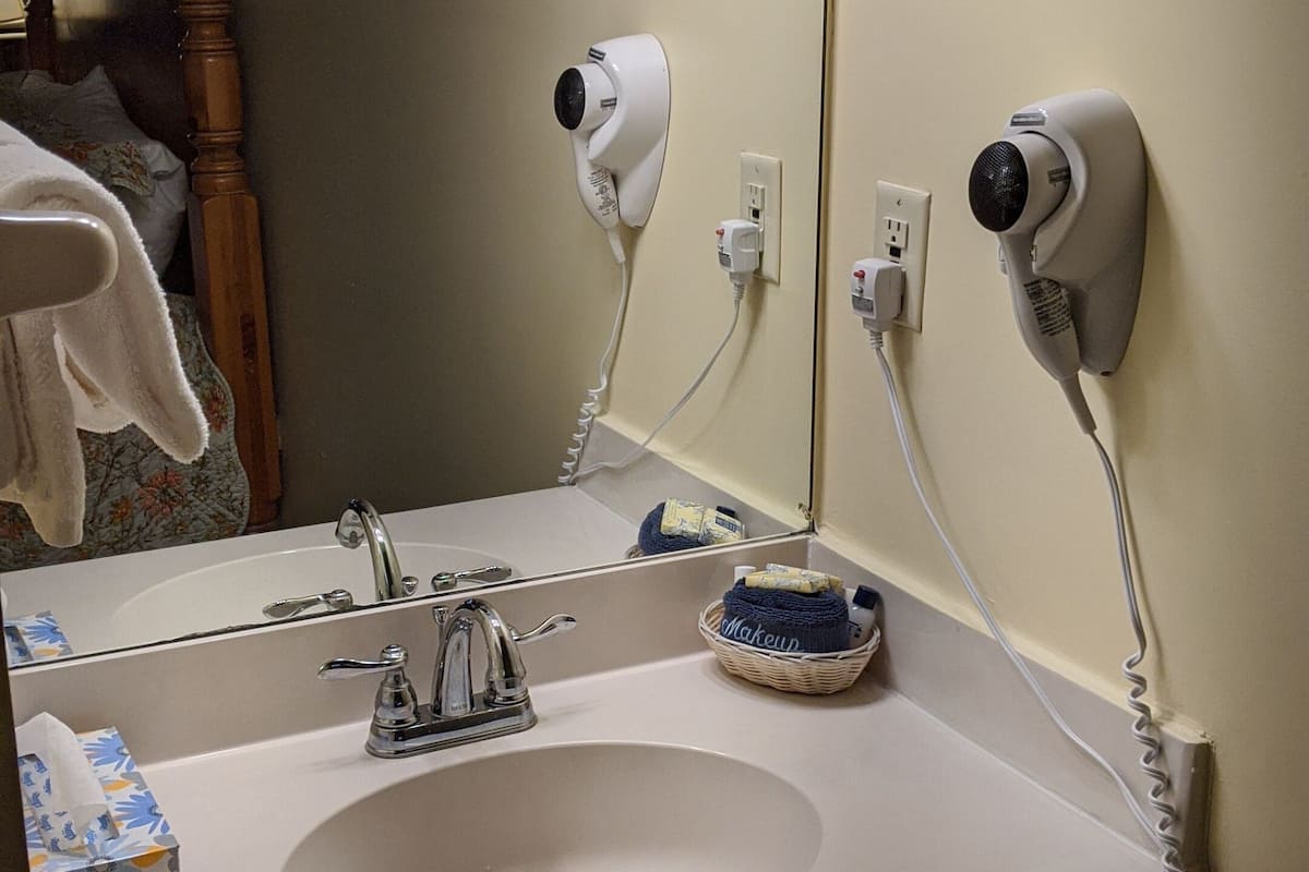 combined shower/bathtub, free toiletries, hair dryer, towels