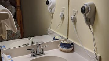 Ensemble douche/baignoire, articles de toilette gratuits, sĂšche-cheveux