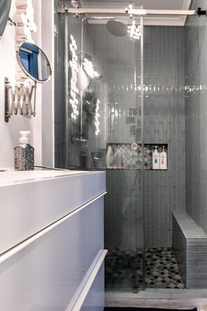 Dusche, Haartrockner, Handtücher, Seife