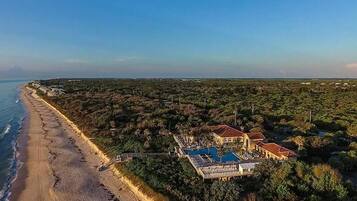 Beach nearby, sun loungers, beach towels