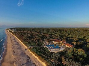 Beach nearby, sun-loungers, beach towels - Grand Harbor Club, Vero Beach, top floor overlooking Yacht Marina. (Vero Beach)