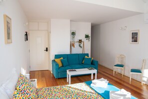 Flat-screen TV - Charming & Bright studio in Porto' s historical center (Porto)