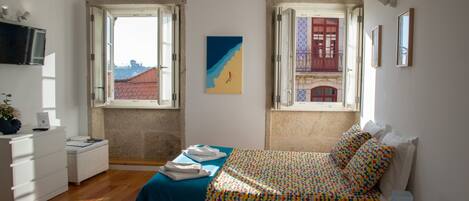 1 habitación, tabla de planchar con plancha, wifi gratis y ropa de cama