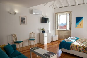 1 bedroom, iron/ironing board, free WiFi, bed sheets - Charming & Bright studio in Porto' s historical center (Porto)