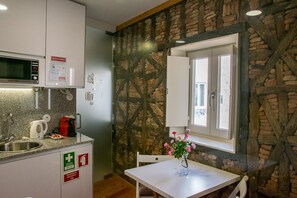 Fridge, microwave, stovetop, coffee/tea maker - Charming & Bright studio in Porto' s historical center (Porto)