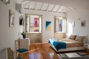 1 bedroom, iron/ironing board, free WiFi, bed sheets - Charming & Bright studio in Porto' s historical center (Porto)