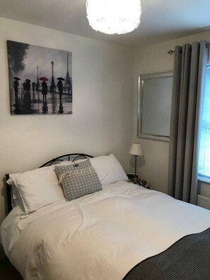 3 bedrooms, iron/ironing board, free WiFi, bed sheets - Townhouse on the coast (Portrush)