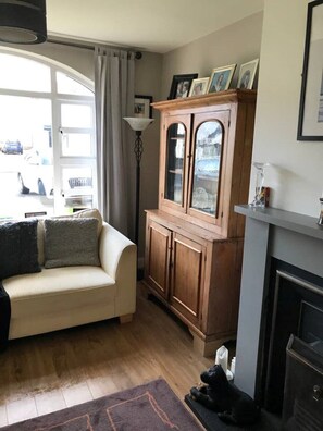 Smart TV, fireplace, books - Townhouse on the coast (Portrush)