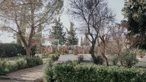 A garden pathway leading to a white gazebo with steps. - Country home in Dosbarrios, Toledo (Dosbarrios)