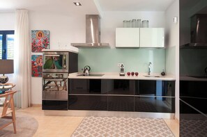 Frigorífico, microondas, horno y placa de cocina