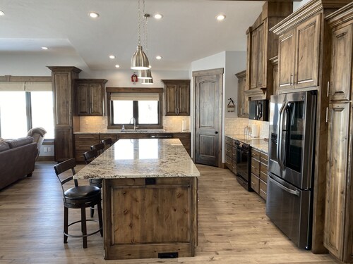 Luxury Country Guest Suite, Sleeps 10, Hot Tub