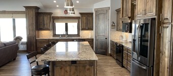 Luxury Country Guest Suite, Sleeps 10, Hot Tub