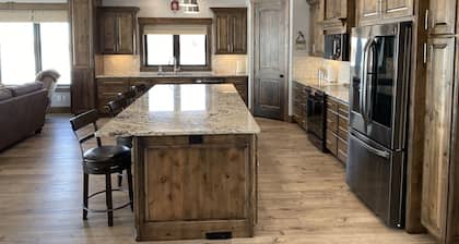 Luxury Country Guest Suite, Sleeps 10, Hot Tub