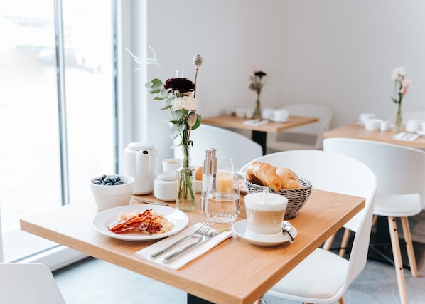 Free daily cooked-to-order breakfast - HAIMHAUSERS Hotel Garni (Haimhausen)