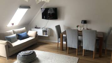 Fernseher, DVD-Player, BĂŒcher, Videothek