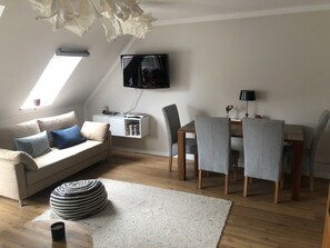 Télévision, lecteur de DVD, livres, vidéothèque