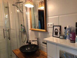 Douche, sèche-cheveux, serviettes fournies, savon