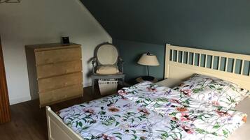 2 bedrooms, desk, iron/ironing board, WiFi