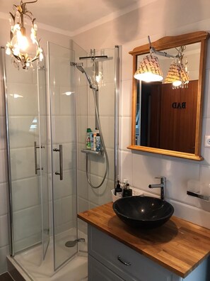 Shower, hair dryer, towels, soap - 2-room apartment near the train station (Verden (Aller))