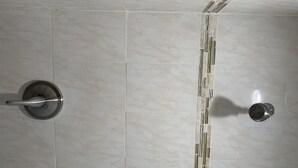 Ein Badezimmer mit Dusche, Toilette und Waschbecken.