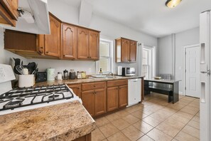 Fridge, microwave, oven, stovetop - The Maverick - Luxurious Apartment - Near Airport/Downtown - Free Parking! (Chelsea)