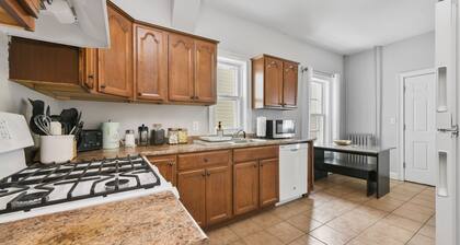 The Maverick - Luxurious Apartment - Near Airport/Downtown - Free Parking!